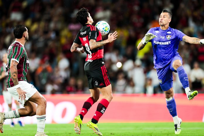 Pedro marca de peito o segundo gol do Flamengo na vitória sobre o Fluminense - Foto: Gilvan de Souza / Flamengo