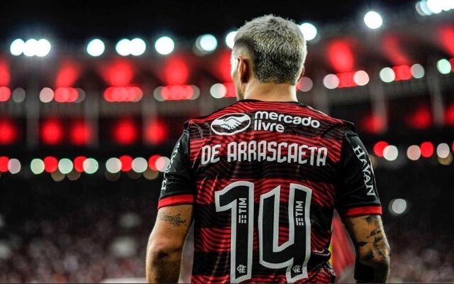 arrascaeta-camisa-14-homenagem-oscar Arrascaeta em campo jogando com a camisa 14, em 2023.