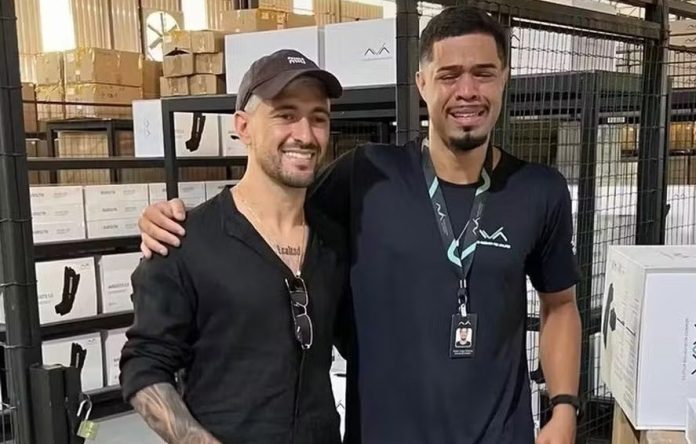 Torcedor fã de Arrascaeta tem crise de choro ao encontrar com seu ídolo em seu trabalho.Foto: Reprodução / Instagram / @vh_vicente