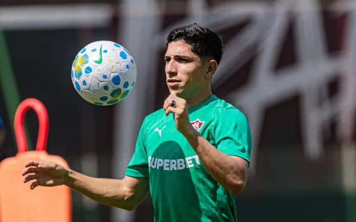 Savarino meia do Fluminense