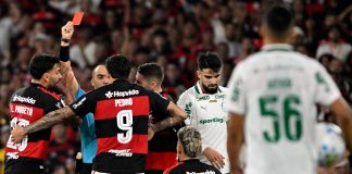 Carrascal recebe o cartão vermelho no jogo contra o Palmeiras