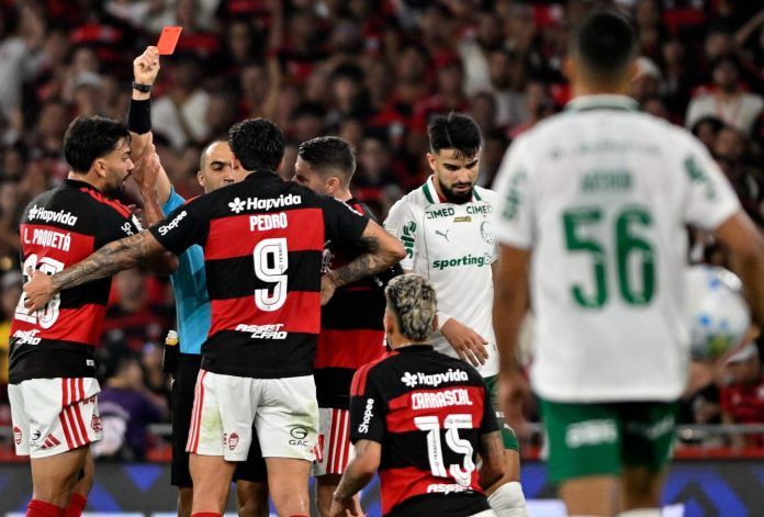 Carrascal recebe o cartão vermelho no jogo contra o Palmeiras