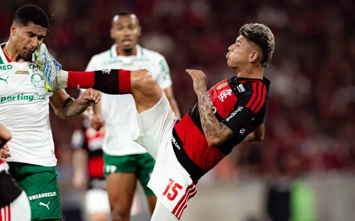 Carrascal foi expulso em pé alto na jogada com zagueiro Murilo