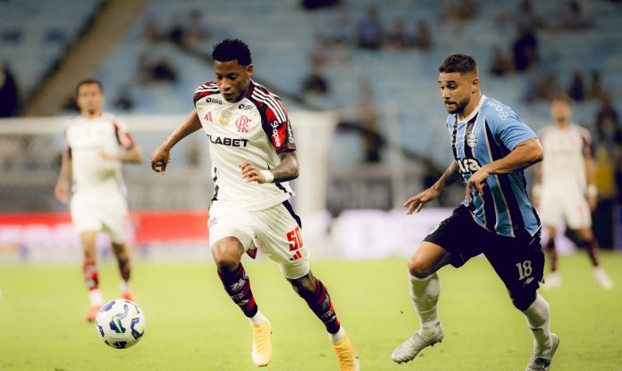 Gremio-Flamengo-Arena-Gremio-2025 Gonzalo Plata em campo pelo Flamengo contra o Grêmio em Porto Alegre