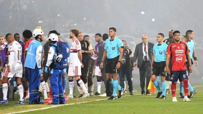 Jogadores-deixam-campo-apos-tumulto-torcida-Indep-Medellin-Atanasio-Girardot-070526 Jogadores deixam o gramado após tumulto provocado pela torcida organizada do Independiente Medellín