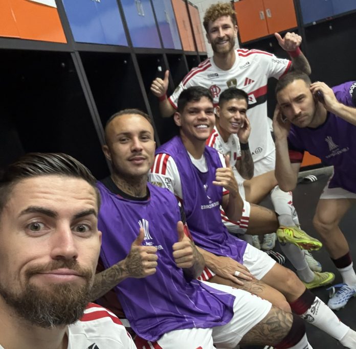 Jorginho-Cebolinha-Ayrton-Lucas-Luis-Araujo-Leo-Pereira-Leo-Ortiz-Vestiario-Indep-Medellin-Flamengo-Colombia-070526 Jorginho, Everton Cebolinha, Ayrton Lucas, Luis Araújo, Léo Pereira e Leo-Ortiz no vestiário do Flamengo no Estádio Atanásio Girardot, durante confusão com torcida do Independiente Medellín