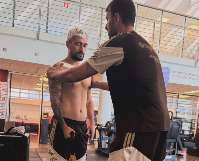 Arrascaeta em fisioterapia no Ninho do Urubu. Foto: @brunodoubs