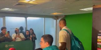 Goleiro Carlos Miguel do Palmeiras após abandonar a entrevista