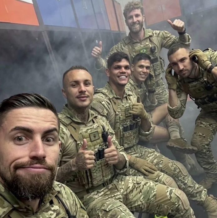 jogadores-brincam-de-militares Luiz Araújo faz meme dos jogadores fardados no vestiário