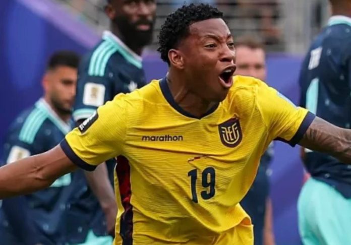 plata-jogador-flamengo-pela-selecao-do-equador Plata comemorando seu gol pela Seleção do Equador