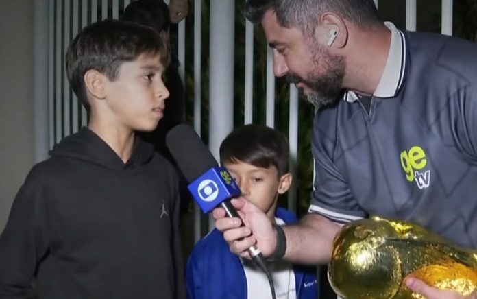 Roberto Veloso, repórter da GETV, abordou duas crianças, para entrevista. Foto: GE TV