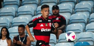 Johnny em campo pelo Flamengo contra o Lausanne Sports da Suíça, no Algarve, em Portugal