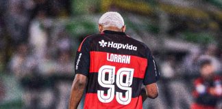 Lorran em campo pelo Flamengo com o Manto Nº99, na goleada sobre a Chapecoense na Arena Condá