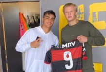 Haaland já vestiu camisas de Flamengo e Corinthians antes de enfrentar o Brasil na Copa Haaland posa com o manto sangrado em mãos dado por Reinier, com ele na foto