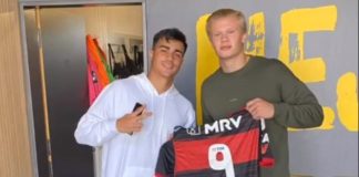 Haaland posa com o manto sangrado em mãos dado por Reinier, com ele na foto