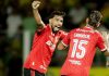 Lucas Paquetá e Carrascal comemoram mais um gol do Flamengo na goleada sobre o Mirassol