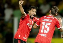 Lucas Paquetá e Carrascal comemoram mais um gol do Flamengo na goleada sobre o Mirassol