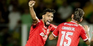 Lucas Paquetá e Carrascal comemoram mais um gol do Flamengo na goleada sobre o Mirassol