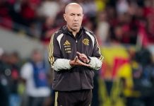 Flamengo e Atlético-MG se enfrentam nesta segunda; confira as prováveis escalações Leonardo Jardim comandando o Flamengo na vitória sobre o Cruzeiro no Maracanã