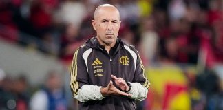 Leonardo Jardim comandando o Flamengo na vitória sobre o Cruzeiro no Maracanã