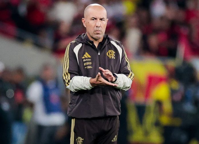 Leonardo Jardim comandando o Flamengo na vitória sobre o Cruzeiro no Maracanã