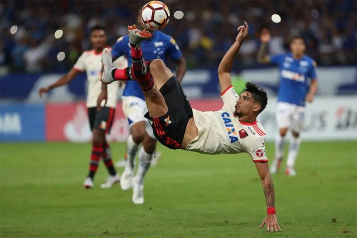 Lucas Paquetá em campo pelo Flamengo contra o Cruzeiro no Mineirão em 2018