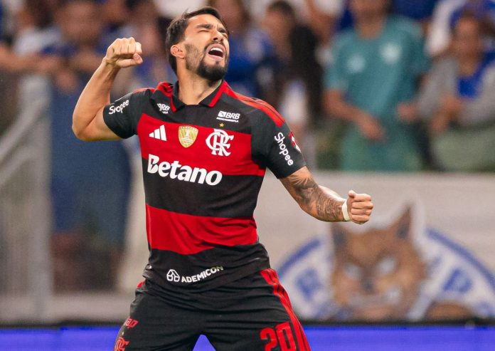 Lucas-Paqueta-Gol-Cruzeiro-1-1-Flamengo-120826-Foto-Gilvan-de-Souza Lucas Paquetá comemora o gol de empate do Flamengo contra o Cruzeiro no Mineirão - Foto: Adriano Fontes / Flamengo