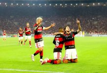 Samuel Lino, Pedro e Arrascaeta comemorando o gol da vitória do Flamengo sobre o Cruzeiro no Maracanã - Foto: Adriano Fontes / Flamengo