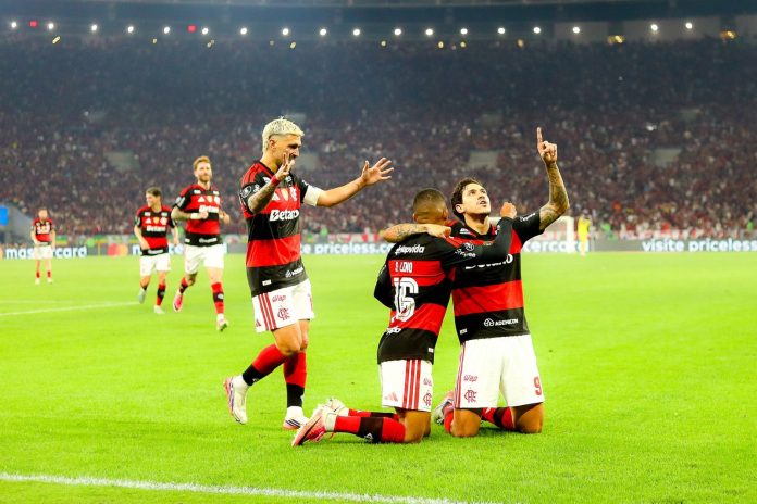 Pedro-Samuel-Lino-Arrascaeta-Flamengo-2-1-Cruzeiro-200826-Foto-Adriano-Fontes Samuel Lino, Pedro e Arrascaeta comemorando o gol da vitória do Flamengo sobre o Cruzeiro no Maracanã - Foto: Adriano Fontes / Flamengo