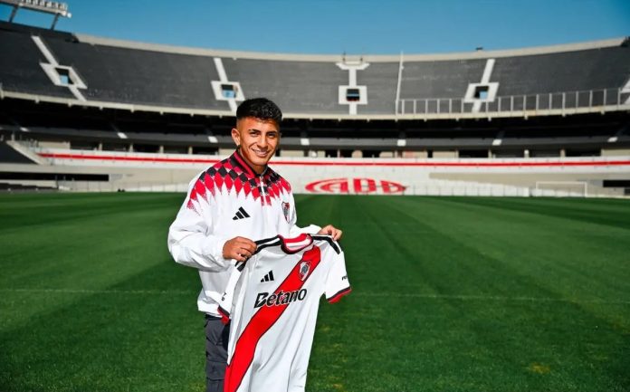 Thiago Almada em sua chegada ao River Plate