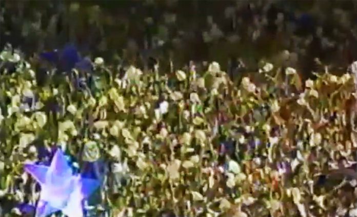 Torcida do Cruzeiro canta parabéns para Flamengo no Mineirão, no dia do centenário do Flamengo, em 15 de novembro de 1995