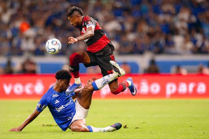 Bruno Henrique sofreu carrinho forte aplicado pelo volante Matheus Henrique, logo aos 10 minutos do primeiro tempo. Foto: Adriano Fontes / Flamengo