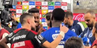 Gerson reencontra os amigos, jogadores do Flamengo, em jogo da Libertadores de Cruzeiro x Flamengo. Foto: Reprodução / Instagram ESPN