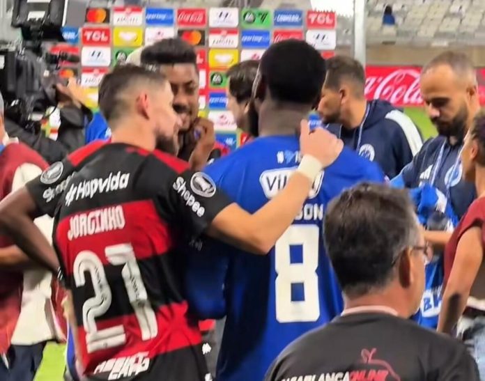gerson-pos-jogo-com-jogadores-do-flamengo Gerson reencontra os amigos, jogadores do Flamengo, em jogo da Libertadores de Cruzeiro x Flamengo. Foto: Reprodução / Instagram ESPN