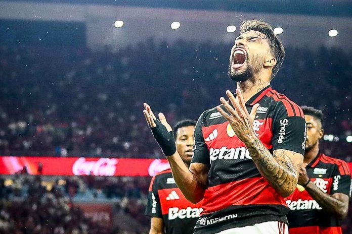 jogadores-flamengo-vibrando Paquetá, Plata e Burno Henrique vibrando pelo Flamengo