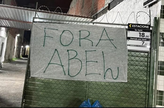 protesto-palmeiras-fora-abel Torcida organizada do Palmeiras, protestou contra um suposto sistema que prejudica o clube.