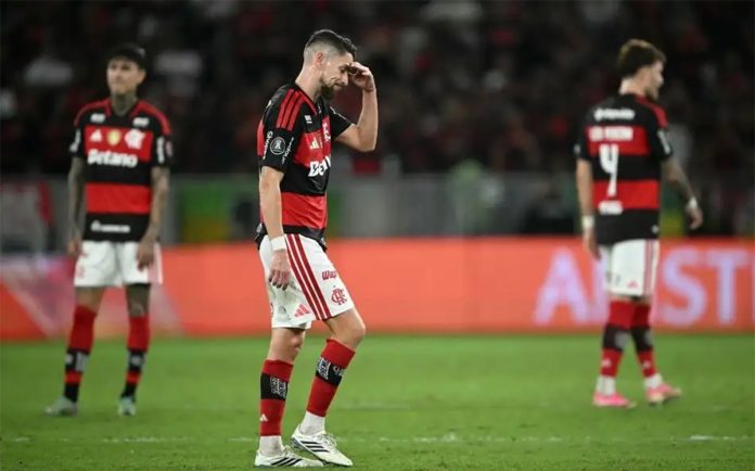 Jorginho-Expulso-Flamengo-1-1-Ind-Del-Valle-170926 Jorginho é expulso no empate entre Flamengo e Del Valle no Maracanã - Foto: Mauro Pimentel / AFP