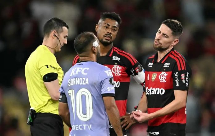 Jorginho-expulso-contra-del-valle Jorginho é expulso diante do Independiente del Valle, no Maracanã, em duelo decisivo da Libertadores.