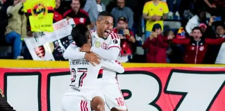 Samuel Lino e Bruno Henrique comemoram o primeiro gol do Flamengo na vitória sobre o Del Valle em Quito - Foto: Rodrigo Buendia / AFP