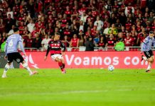 Lino reconhece dificuldades do Flamengo e aponta aprendizados após vaga na semifinal Samuel Lino em campo na classificação do Flamengo na Libertadores - Foto: Gilvan de Souza / Flamengo