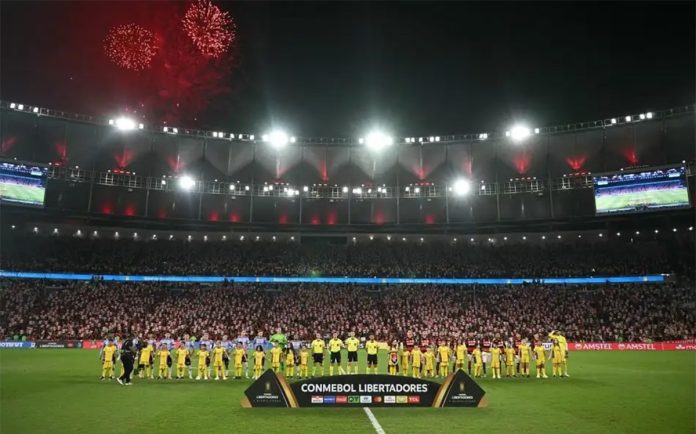 Times-Flamengo-1-1-Ind-Del-Valle-170926-Foto-Mauro-Pimentel-AFP Times perfilados antes da bola rolar no Maracanã - Foto: Mauro Pimentel / AFP