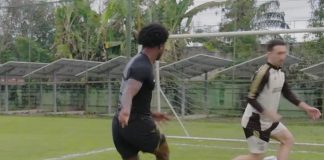 Astro do Ravens, Zay Flowers, brinca após duelo com Léo Ortiz em atividade antes da NFL no Rio