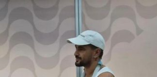Arrascaeta desembarca no Galeão e mantém otimismo antes de cirurgia