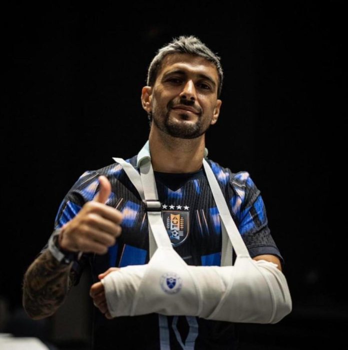 Arrascaeta com punho imobilizado. O meia uruguaio será desfalque do Flamengo por algumas semanas.
