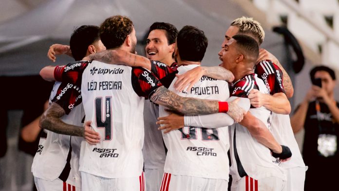 Time do Flamengo em campo, contra o Botafogo, no Brasileirão