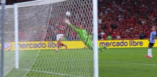 Arrascaeta marca e garante o Flamengo na semifinal da Libertadores