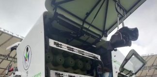 Fibra sintética é instalada no gramado do Maracanã antes da partida da NFL
