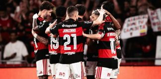 jogadores do Flamengo em campo contra o Bragantino, no Maracanã
