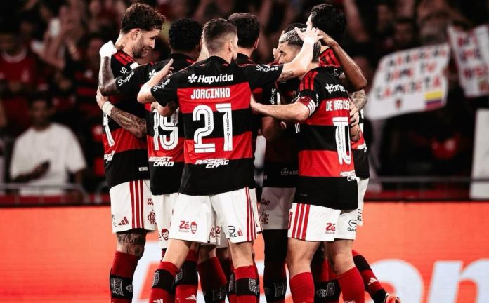 jogadores-do-flamengo-comemoram-gol=do pedro (1) Jogadores do Flamengo comemoram gol do Pedro contra o Bragantino, pelo Brasileirão no Maracanã