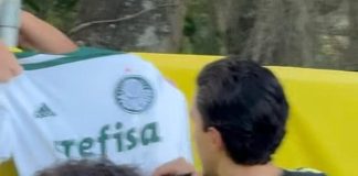 Pedro assina camisa de torcedor do Palmeiras